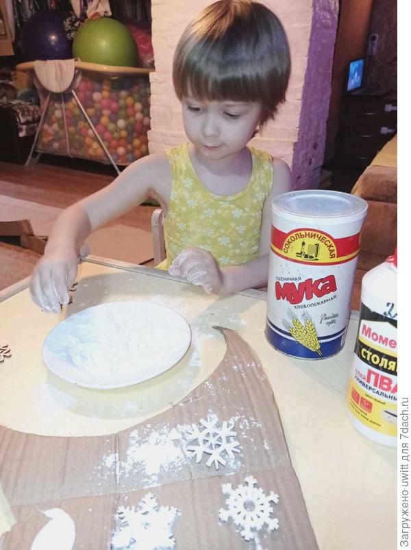 Делаем снежинки из муки