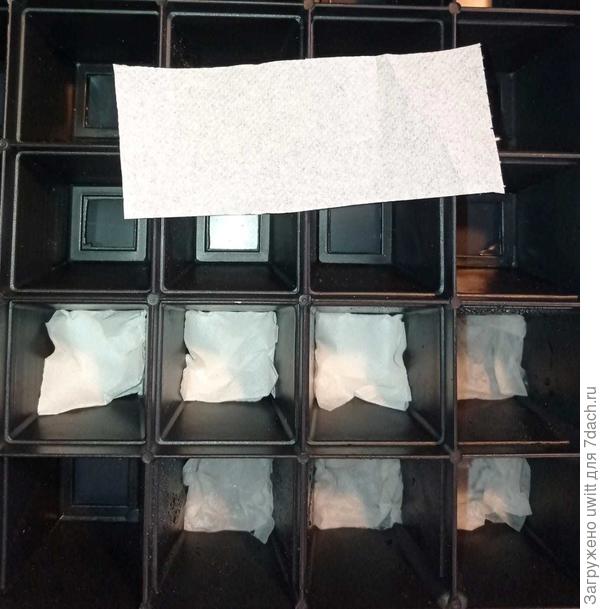 Перекрываем дренажные отверстия бумагой