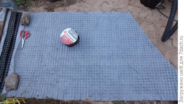 Состыковка стыков мембраны и ввод края в дренажную канаву