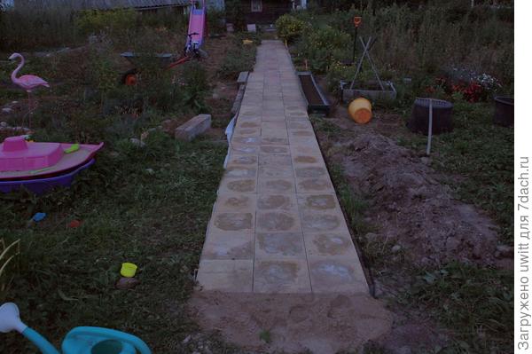Дорожка перед установкой бордюрных грядок
