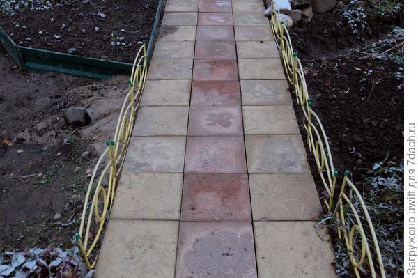 Теперь такие мостки через дренажную канаву, вся противоположная сторона дренирована мембраной до трубы