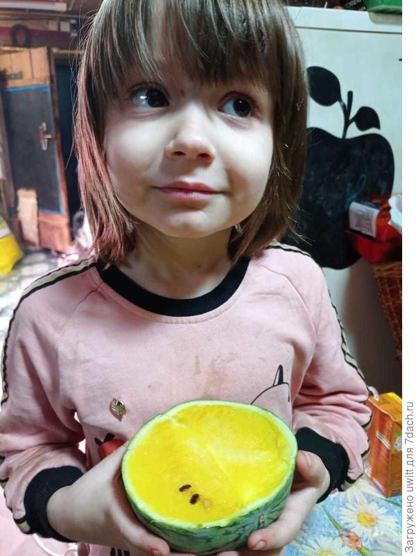 Дочка с ягодкой