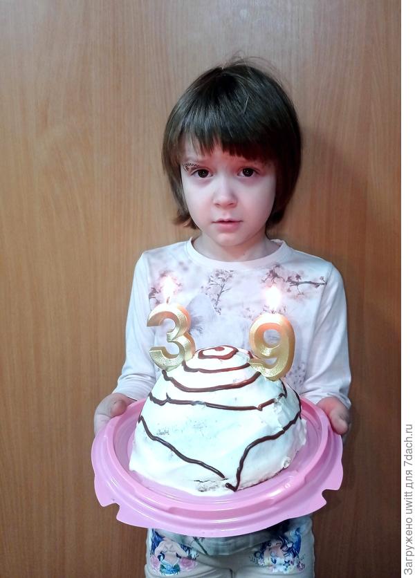 Сначала дочь поставила свечи иначе, сразу предложила отпраздновать обе даты обязательно 🤣