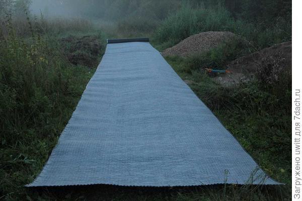 Раскатала защитно-дренажную мембрану под раскрой