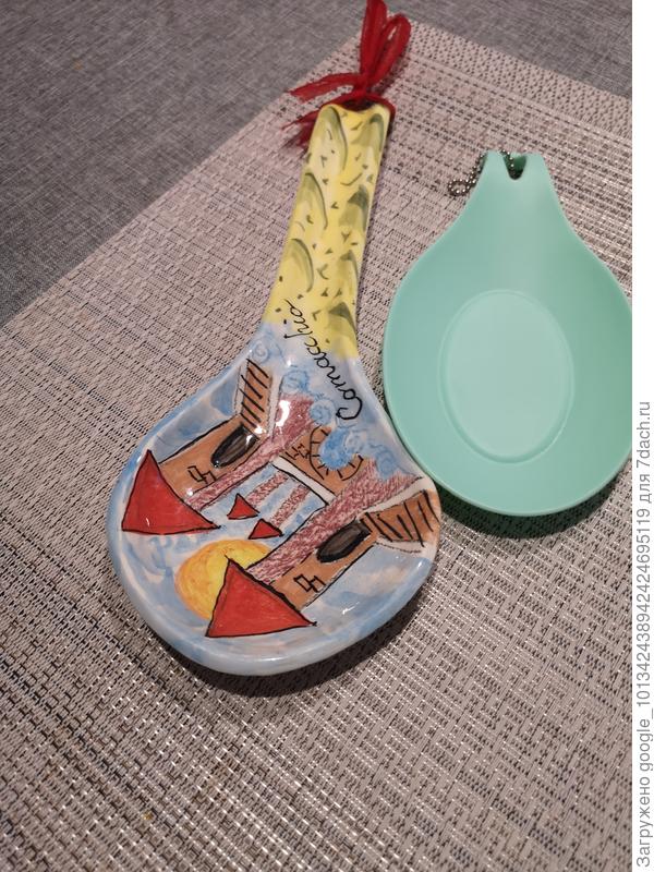 Удобно положить ложку, шумовку, щипчики, когда готовишь.