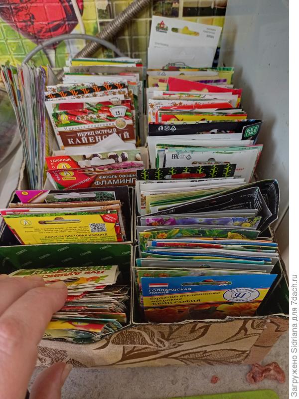 Вот так у меня храниться,по отделениям)) тоже очень удобно