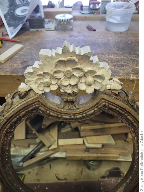 Жена придумала рисунок короны. Резал из липы. Крепил на шкантики.