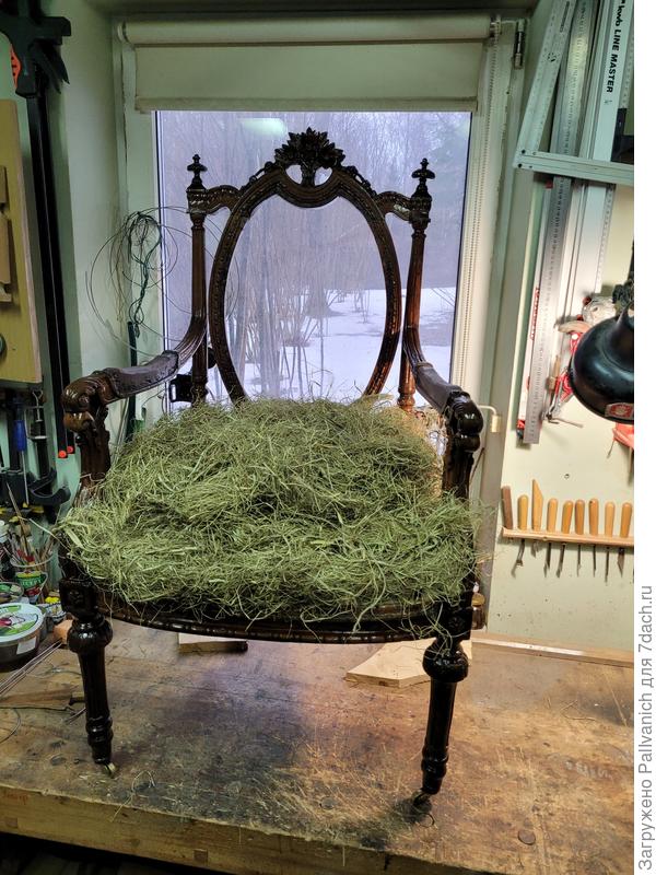 Укладываем сухую морскую траву. Конский волос если честно - пожадничал.