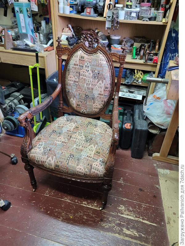 Ставим обивку. На ручках - трава на латексе (3 см толщиной), потом холст, ватин и обивка. На спинке - фанерка, трава на латексе, холст, ватин, обивка. Сзади просто наклеена обивка.