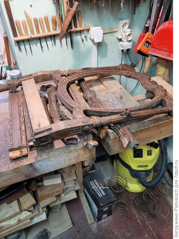 Разобрать, отмыть старые лаки и грязь. Лучше всего - спиртом