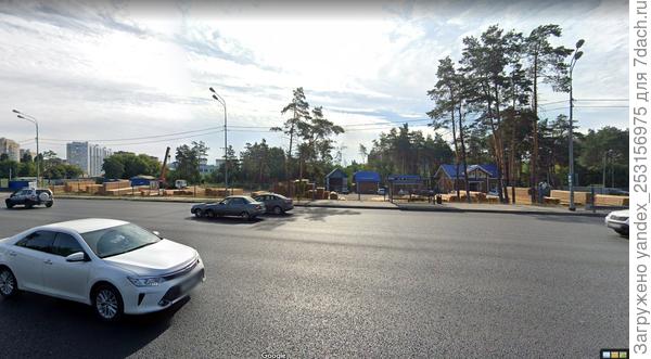 Площадка пилометериалов, прямо в городе.