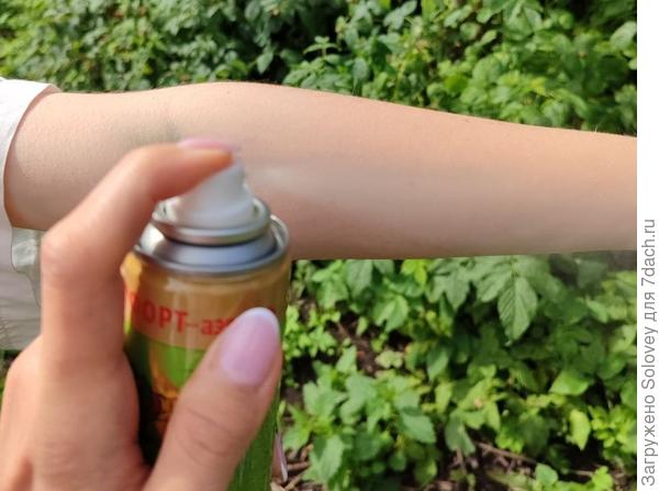 Наношу аэрозоль Лютоня на кожу ребенка