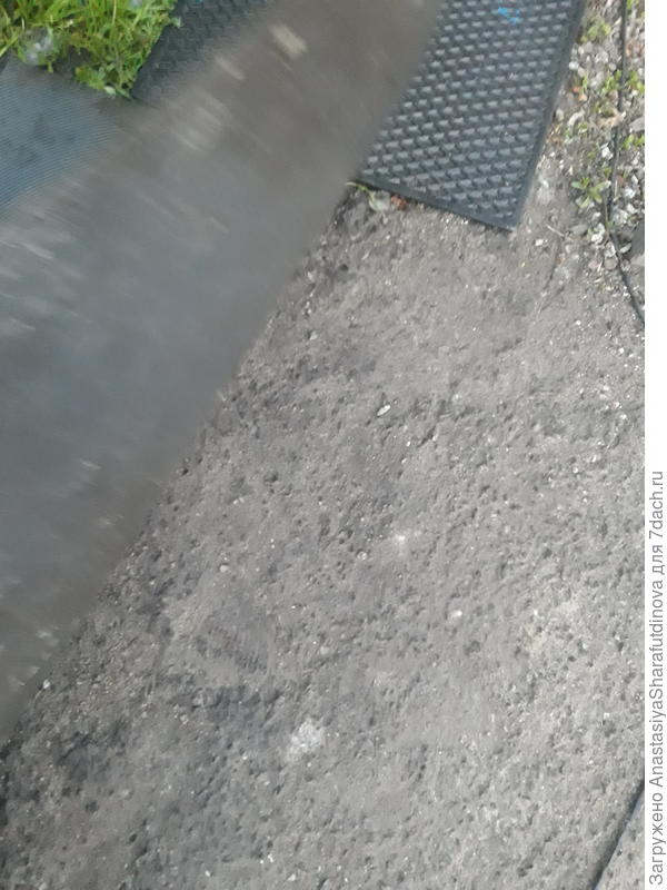 Прикрываю разрушенные части бетона под резиновыми коврами.