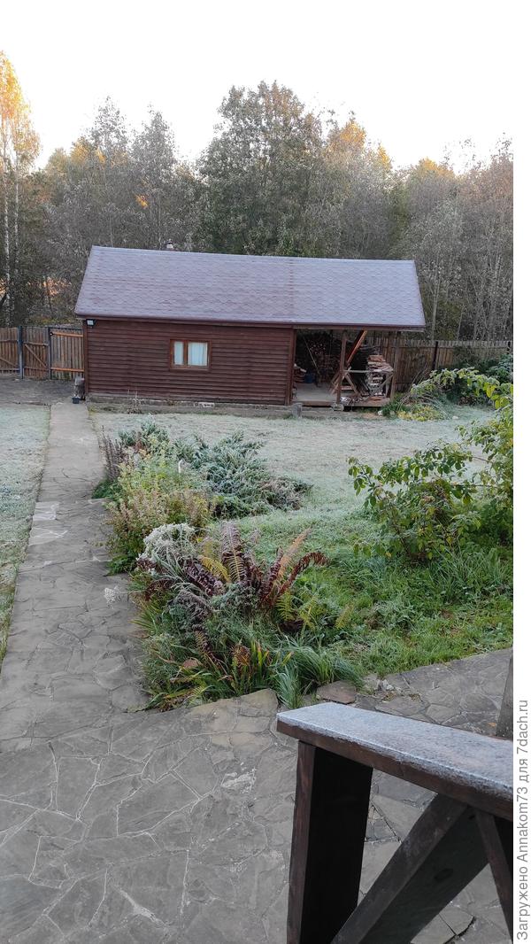 Иней на траве, крыше, даже на перилах