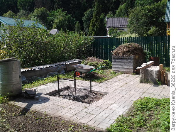 зона костра у мастерской, доски и кусты убираем.