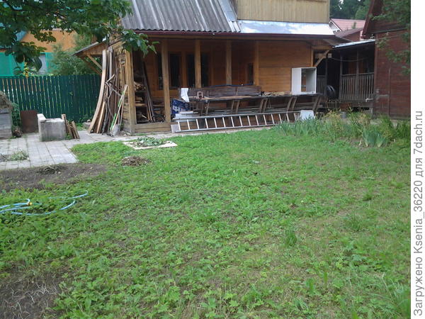 мастерская и душ практически рядом , места между ними нет.