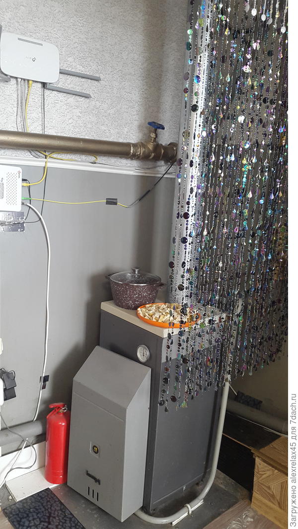 Котел ставил &quot;уже не помню когда&quot;, отключения электричества абсолютно не боится, т.к. не нужно оно ему, поэтому замену не рассматривал. Обслуживающая организация брала бабки только за осмотр, поэтому ревизию автоматики пришлось сделать самому, ничего сложного там нет. Работает параллельно котлу печки, которая в резерве на случай &quot;газового коллапса&quot;. До этого в параллели с печкой стоял электрический котел, использовал два элемента : один на 1.8 кВт. на постоянку, второй такой же через тиристорный регулятор (вкл-выкл в зависимости от температуры). На дом 60 кв. метров (тогда ещё без евроокон) вполне хватало. в лютые зимы