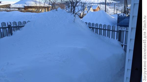 Кому снега мало - приезжайте... отдам бесплатно.