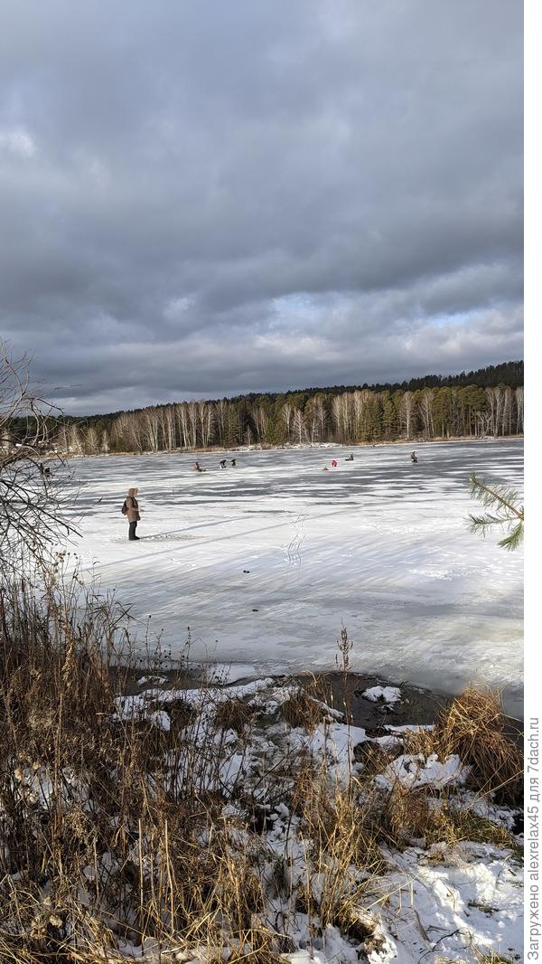 Неожиданно для себя увидел рыбаков на льду .