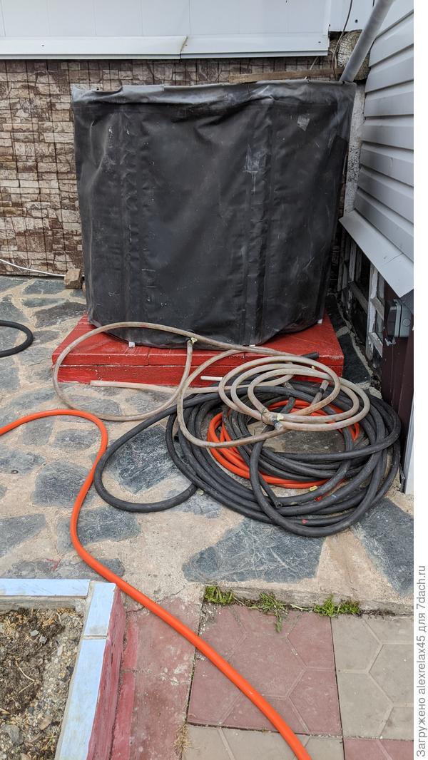 Намедни выровнял площадку под чудо-бочку с помощью бетона и тротуарной плитки . Сегодня достал шланги и собрал бочку . Ждём дождя , Гисметео обещали.