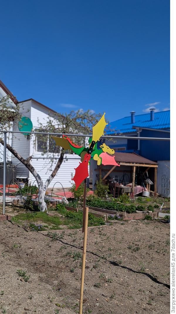 Поставил ветряк для отпугивания воробьёв . Ветер сразу стих....  и чё раньше не догадался поставить ? На протяжении трёх недель постоянно штормило . Теперь у меня дракончик подрабатывает отпугивателем ветров. ?