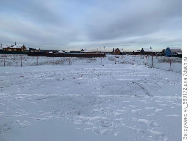 Видно, где трава - это холм. где снег - низина. тут дом ногами начерчен (если видно).