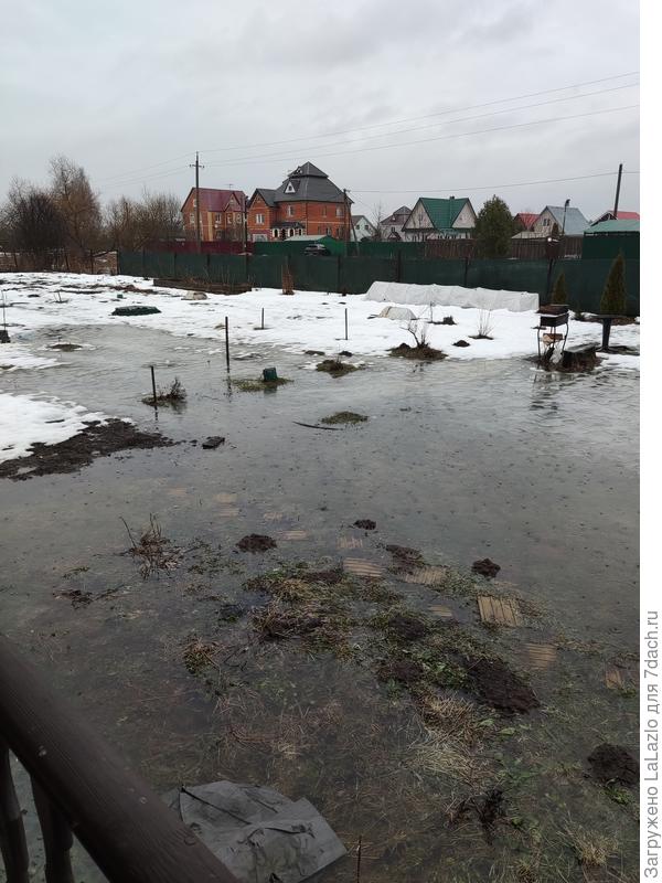 С крыши соседа течет вода на мой участок что делать