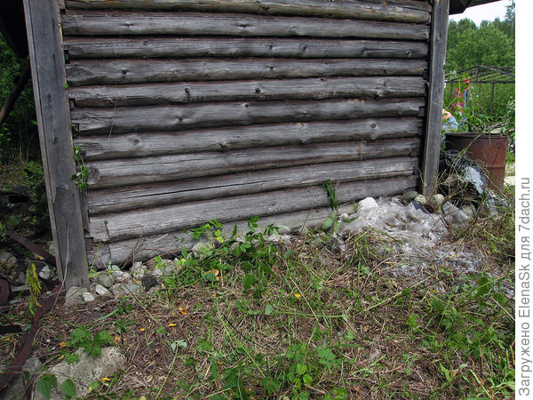 Очистила фасад - растроилась - куча рваного пластика и глубоко в земле