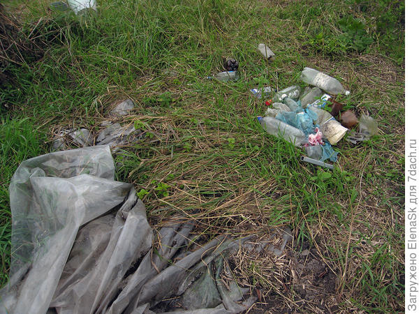 Пленка по ощущению была растлена, а сверху засыпана грунтом... Вытягивать это из земли было непросто...