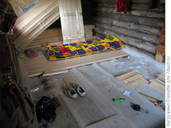 Полы положил сам, да так хорошо сбивав, что когда доски высохли - щелей не появилось...