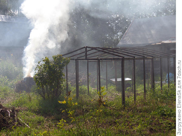 Продолжала бороться с природой, попутно постепенно сжигала подсохшие стога