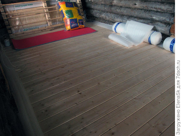 Блокхаус на полу. И это было прибито к старому полу, без лаг... Сын аж к потолку взвивался, когда отдирал.