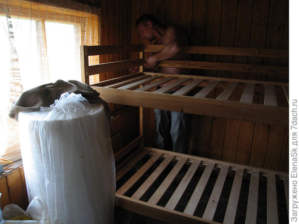 Перевезли на дачу двух ярусную кровать, Раньше у меня мальчишки на ней спали, потом дочка...