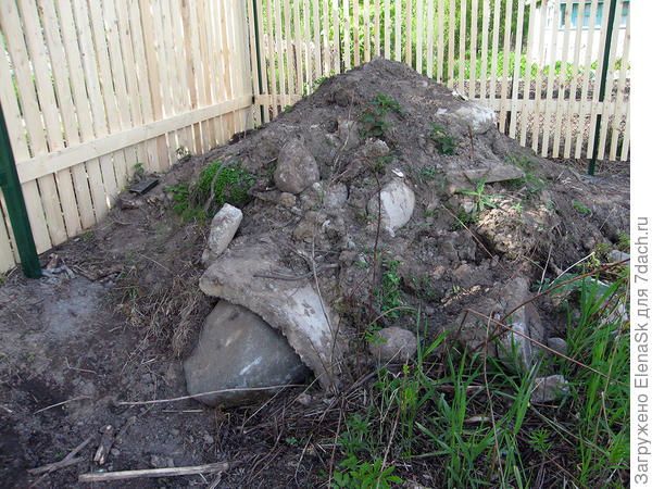 Эта ... слов цензурных нет, снесла вход на второй участок, выдернув из канавы и разбив железобетонную трубу, и вместе с грунтом. камнями вывалила это все мне на угол участка... Бесплатно!!!