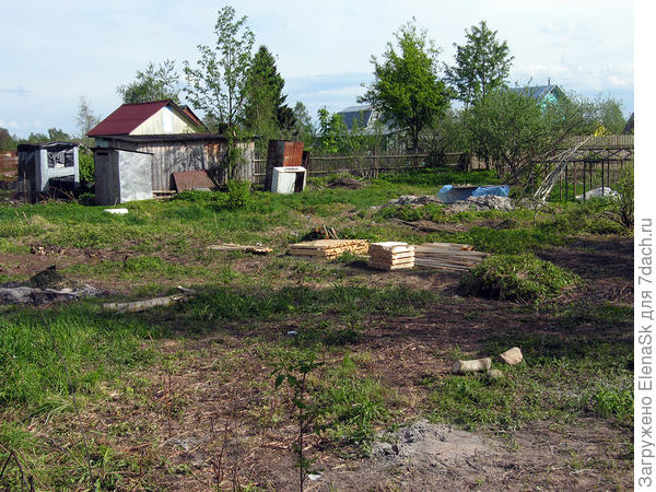 А пока я удивлялась порядку в доме - они пробежались по всему участку, собрали все свои обрезки и остатки материала и аккуратно сложили по размерам... Чудесные пацаны!!!