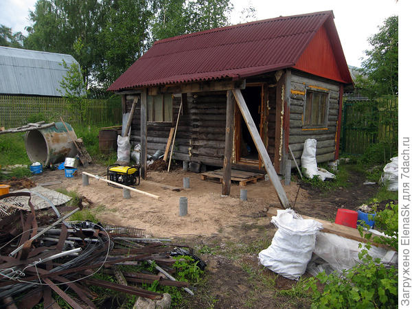 Пристройка разобрана. Бывшая крыша пока стоит, чтобы вход не заливало.