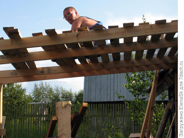 Тут-то и выяснилось, что доски "зацвели" в ожидании, с трудом выбрали еще не пораженные...