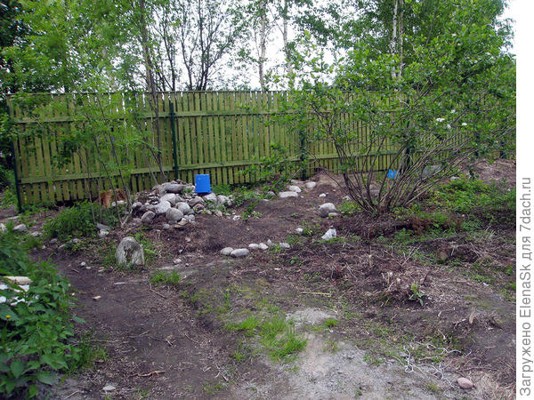 Когда спать в ночи шли, в этом месте остановилась, спросила, умеет ли она правильно делать дорожки, что в этом месте после любого дождя - долго стоит лужа, песок, гравий есть...