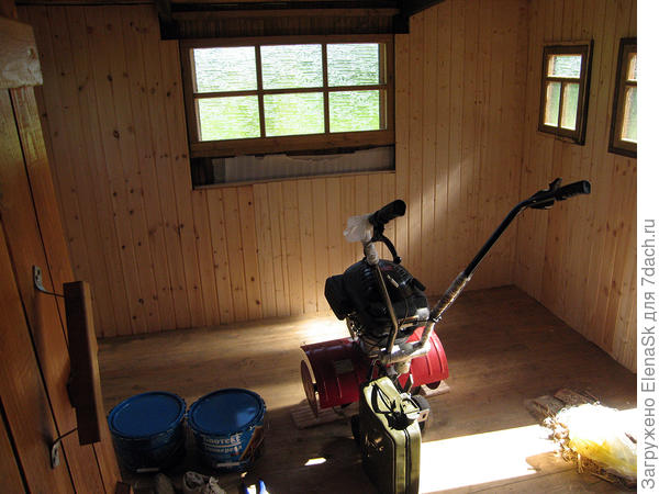Пристройка внутри, сарая я не планировала, поэтому предполагалось, что весь садовый инструмент хранится будет здесь.