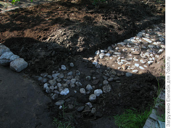 Засыпаю камнями