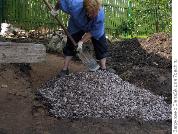 Песок и гравий - возила я, ибо там еще была эти ямы от самосвала, опасно