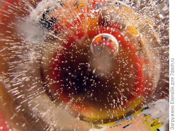 Вода замершая в стакане (стакан детский, со всякими Микки-Маусами цветными снаружи...