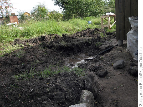 В яме сразу проступает вода, наде отметить, что укреплять дно с водой - легче...