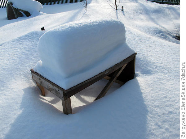 Стол у дома