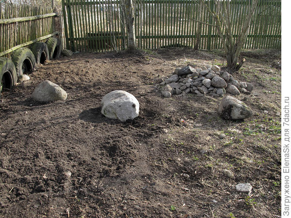 Камней было много - новая каменоломня образовывалась... Большие - оставляла на месте.