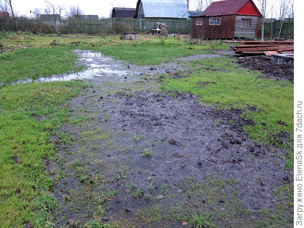 Начались дожди... Уже столько грунта сюда было вбухано...