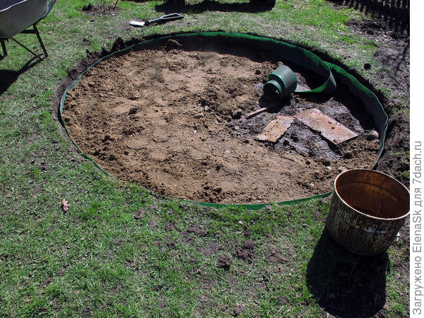 Поставила ограничитель, стала засыпать песком...