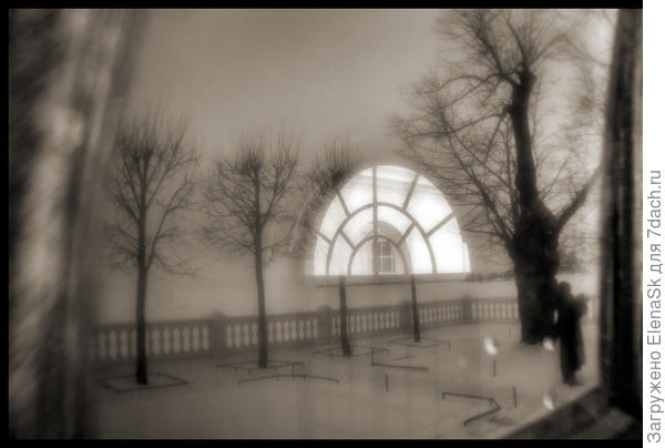 Это не фотошоп - отражение снятае в окнак Монплезира (я приемлю только прямую фотографию, хоть фотошопом - владею хорошо