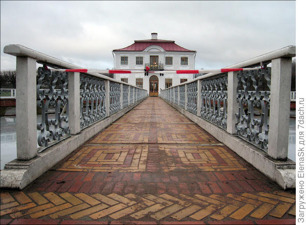 фото 3 Нижняя точка съемки, камера смотрит прямо, линия горизонта по центру,  но она перекрыта перилами