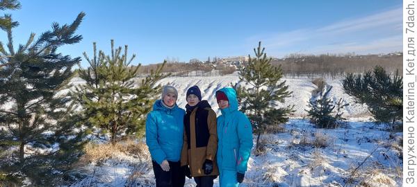 Я с детьми сейчас, за спиной овраг огромный перейдя который попадаешь на дальний край огорода.